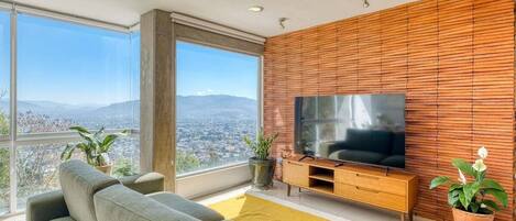 Condo, varias camas, balcón, vista a la ciudad (Condominio Olimpo A2) | Área de sala de estar | Televisión de pantalla plana de 42 pulgadas con canales digitales