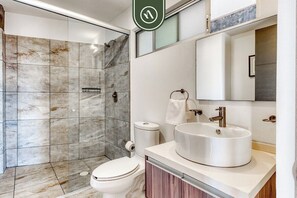 Condo, Multiple Beds, Balcony, City View (Condominio Olimpo A2) | Bathroom | Towels