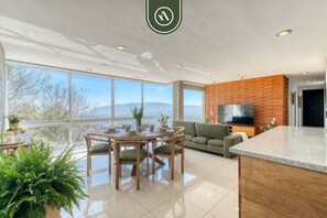Casa, varias camas, cocina, vista a la ciudad (Condominio Olimpo A2) | Interior