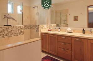 Apartment, 1 King Bed, Kitchen, Beach View (V Estrella - 104) | Bathroom | Towels - Stylish 1 BR Condo in Romatic Zone - Rooftop Pool (Puerto Vallarta)