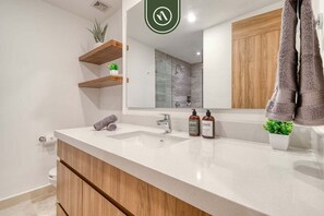 Condo, 1 King Bed with Sofa bed, Pool Access, Ocean View (Harbor 2602) | Bathroom | Towels