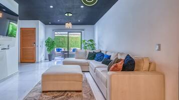 Departamento, varias camas, cocina, vista al océano (Sonnrisa-1) | Área de sala de estar | Televisión de pantalla plana de 42 pulgadas con canales digitales