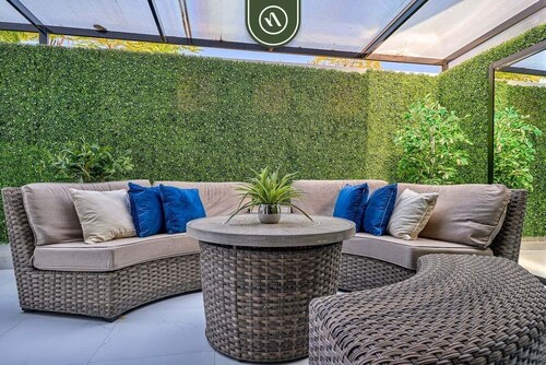 Modern 2BR Condo in Old Town - Private Terrace