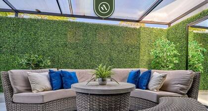 Modern 2BR Condo in Old Town - Private Terrace