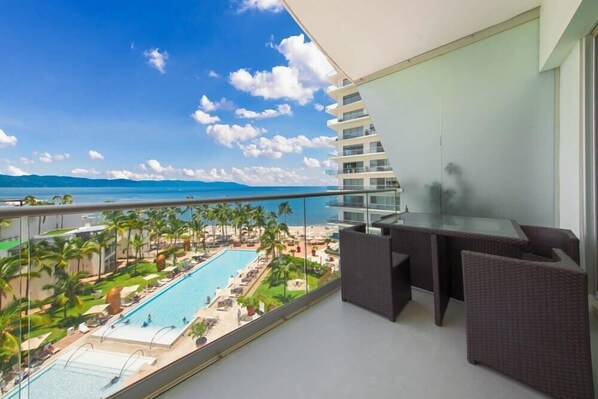 อพาร์ทเมนท์, หลายเตียง, เตาผิง, วิวทะเล (704-Icon 2 - PV) | สระว่ายน้ำ