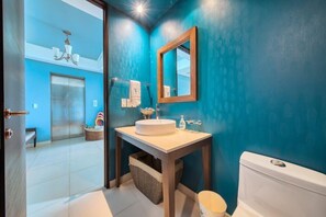 อพาร์ทเมนท์, หลายเตียง, เตาผิง, วิวทะเล (704-Icon 2 - PV) | ห้องน้ำ | ผ้าเช็ดตัว