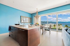 Apartamento, várias camas, lareira, vista para o oceano (704-Icon 2 - PV) | Parte interna