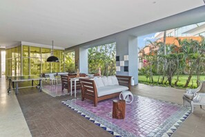 อพาร์ทเมนท์, หลายเตียง, เตาผิง, วิวทะเล (704-Icon 2 - PV) | รับประทานอาหารกลางแจ้ง