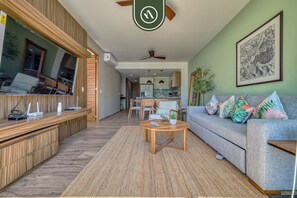 Departamento, varias camas, cocina, vista a la playa (Verde Mar Living 205) | Área de sala de estar | Televisión de pantalla plana de 42 pulgadas con canales digitales 
