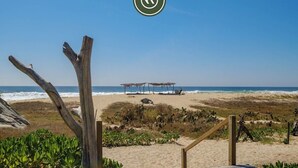 A beach with a wooden deck leading to a sandy area with cacti and a view of the ocean. - Stunning Two-bedroom Ocean View House - Mazul (Santa María Tonameca)