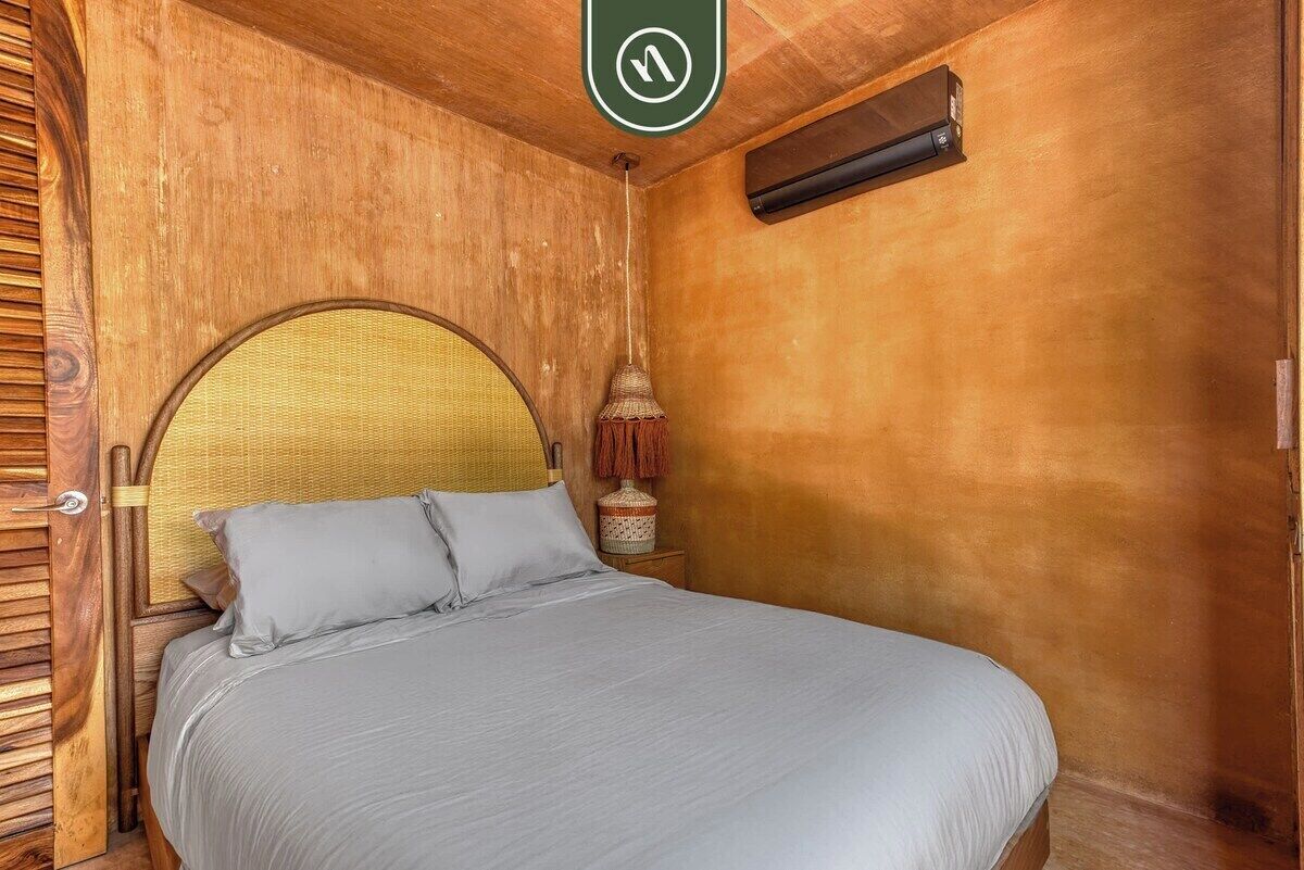 2 bedrooms, individually decorated, individually furnished