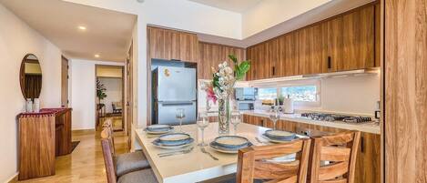 Condo, 1 cama King size y sofá cama, balcón, vista al océano (Harbor 171 Unit 1009) | 1 habitación, decoración personalizada y muebles diferentes