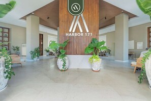 Apartamento, 1 cama de matrimonio grande con sofá cama, balcón, vistas al mar (Harbor 171 Unit 1009) | Interior