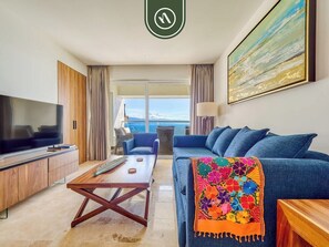 Apartamento, 1 cama de matrimonio grande con sofá cama, balcón, vistas al mar (Harbor 171 Unit 1009) | Zona de estar