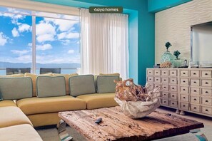 Apartment, Mehrere Betten, Kamin, Meerblick (1201-Icon 3-PV) | Wohnbereich | 42-Zoll-Flachbildfernseher mit Digitalempfang, Kamin