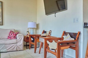 Apartment, 1 King Bed, Kitchen, Ocean View (Nayri 302) | Living area