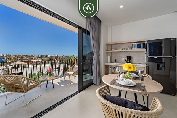 Apartment, Multiple Beds, Kitchen, Partial Ocean View (605 Tower-202/01 Lock-off) | Dining