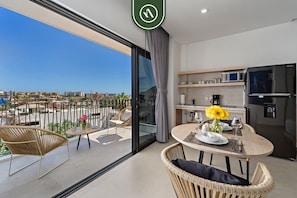Apartment, Multiple Beds, Kitchen, Partial Ocean View (605 Tower-202/01 Lock-off) | Dining