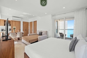 Studio, 1 King Bed with Sofa bed, Balcony, Ocean View (Harbor 171 Torre Norte 1210) | 1 bedroom, individually decorated, individually furnished, bed sheets