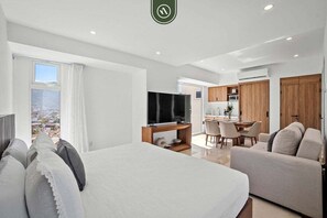 Studio, 1 King Bed with Sofa bed, Balcony, Ocean View (Harbor 171 Torre Norte 1210) | 1 bedroom, individually decorated, individually furnished, bed sheets