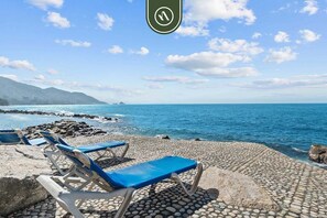 在海灘附近