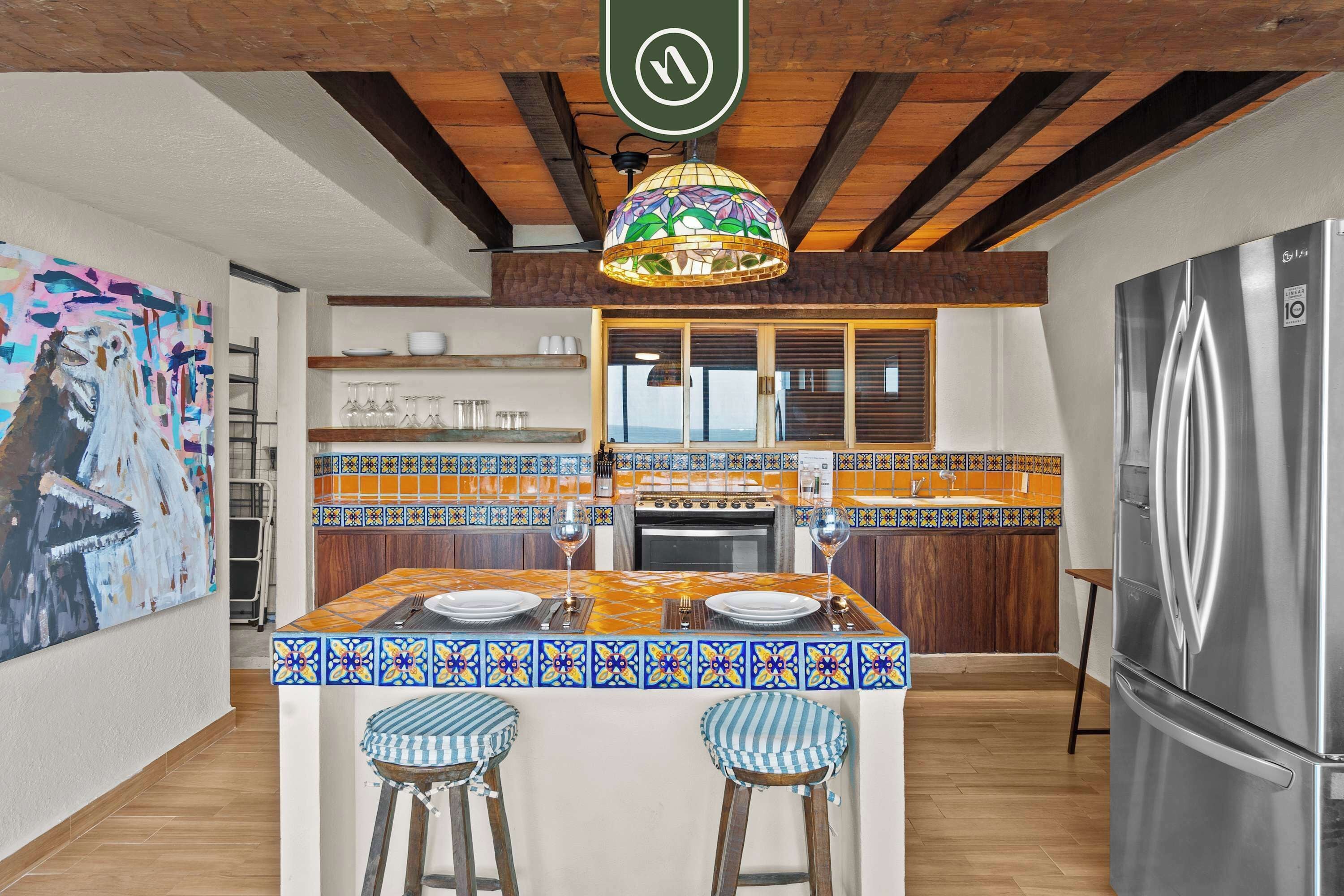 Departamento, varias camas, cocina, vista al océano (Solamar 53) | Cocina privada | Cafetera y tetera, tetera eléctrica y comedor 