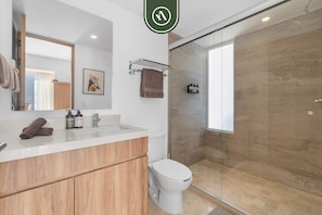 Studio, 1 King Bed, Kitchen, Ocean View (Harbor 171 Torre Norte TNJ10) | Bathroom | Towels - Luxury Oceanfront Studio - Beach - Pools - Gym (Puerto Vallarta)