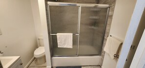 Secador de cabelo, toalhas de banho, sabonete, papel higiênico
