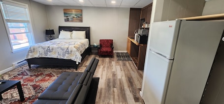 1 bedroom, iron/ironing board, WiFi, bed sheets. Unit 5 The most peaceful and quite area of Schenectady downtown