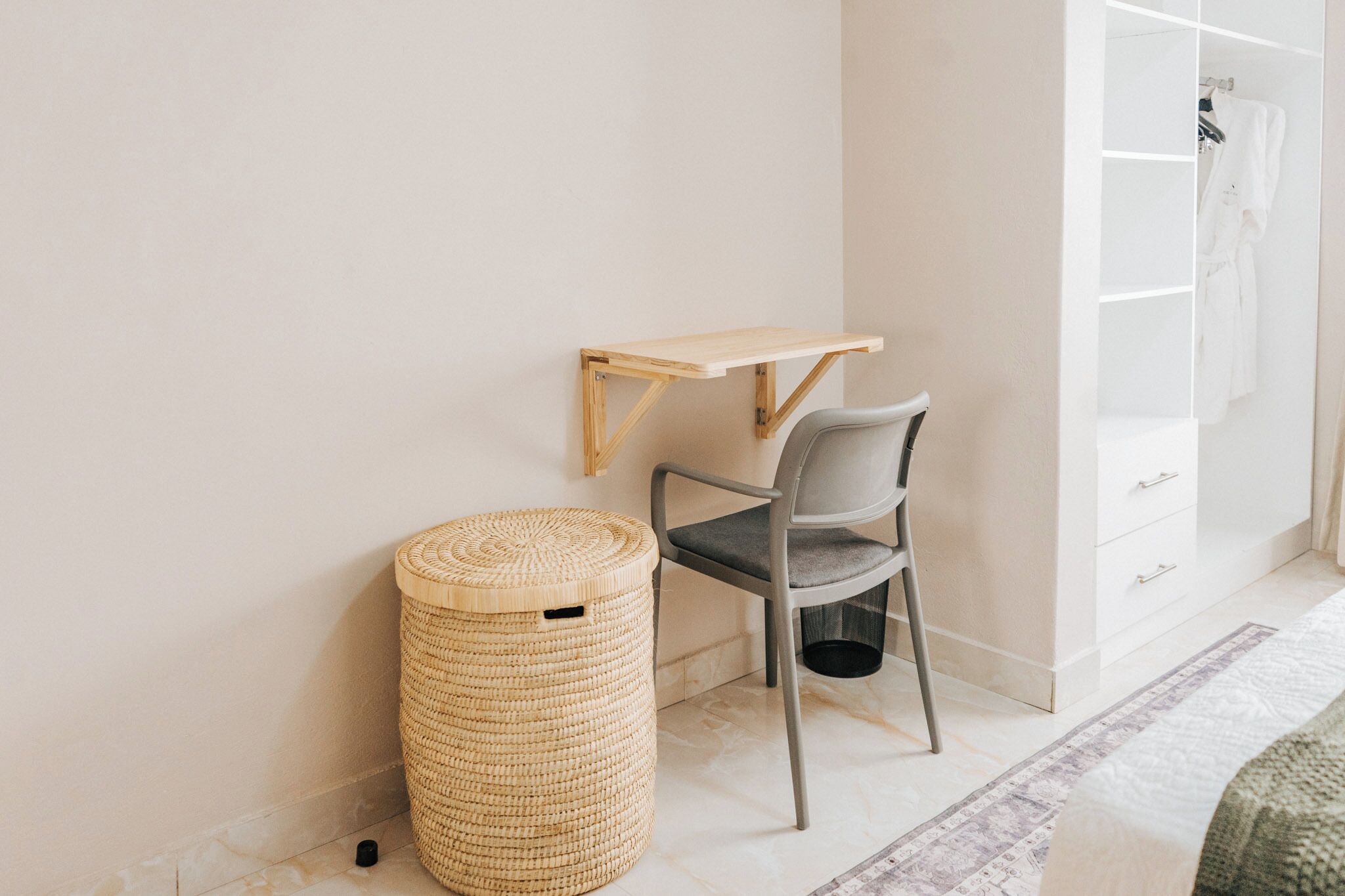 2 habitaciones, escritorio, tabla de planchar con plancha y wifi gratis 