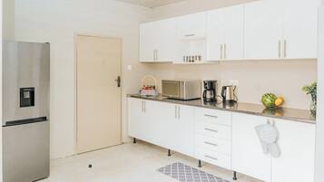 Kühlschrank, Mikrowelle, Ofen, Wasserkocher mit Kaffee-/Teezubehör