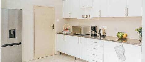 冷蔵庫、電子レンジ、オーブン、コーヒー / ティーメーカー