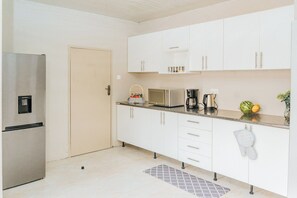 Fridge, microwave, oven, coffee/tea maker - Modern 2BR 10 min to Lusaka Airport ~Naya ~ Parkng ~24/7Solar (Lusaka)