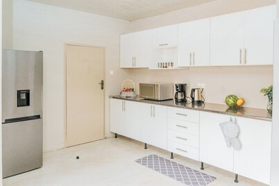 Modern 2BR 10 min to Lusaka Airport ~Naya ~ Parkng ~24/7Solar