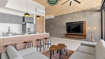 Condo, varias camas, acceso a la alberca, vista a la alberca (Bliss 450 2 - 5) | Área de sala de estar