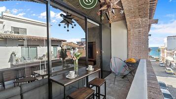 Condo, varias camas, acceso a la alberca, vista a la alberca (Bliss 450 2 - 5) | Restaurante al aire libre