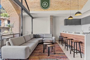 Condo, varias camas, acceso a la alberca, vista a la alberca (Bliss 450 2 - 5) | Área de sala de estar