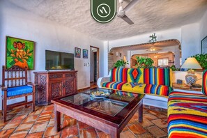 Departamento, varias camas, patio, vista al océano (310-VistadelSol) | Área de sala de estar