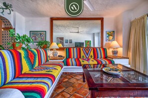 Apartment, Mehrere Betten, Küche, Meerblick (310-VistadelSol) | Wohnbereich | 42-Zoll-Flachbildfernseher mit Digitalempfang