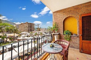 Apartment, 1 King-Bett, Poolzugang, Meerblick (306-Plaza Mar) | Speisen im Freien