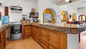 Appartement, 1 kingsize bed, keuken, uitzicht op oceaan (306-Plaza Mar) | Privékeuken | Een koffiezetapparaat/waterkoker, eettafels