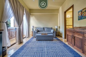 아파트, 퀸사이즈침대 1개 및 소파베드, 발코니, 산 전망 (Rivera Cuale 802-1) | 거실 공간 | 디지털 채널 시청이 가능한 42인치 평면 TV