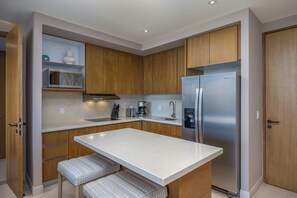 公寓客房, 多張床, 廚房, 泳池景 (MIO RESIDENCES 306 ABC-3BR) | 私人廚房 | 咖啡機/沖茶器、餐桌