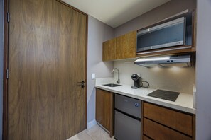 스튜디오, 킹사이즈침대 1개, 주방 (MIO RESIDENCES MIO RESIDENCES 306 C) | 전용 주방 | 커피/티 메이커, 식탁