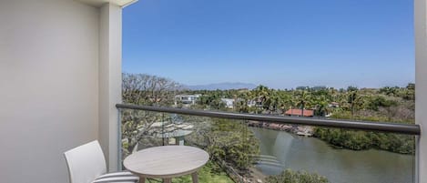 开间, 1 张特大床, 阳台 (MIO RESIDENCES 306 C- Studio) | 室外用餐