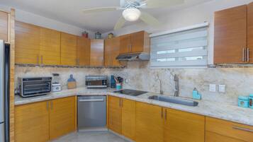 Coffee/tea maker, dining tables