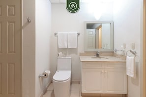 Huoneisto, useita sänkyjä, pääsy uima-altaalle, valtamerinäköala (Playa Royale T1 1134) | Kylpyhuone | Pyyhkeet