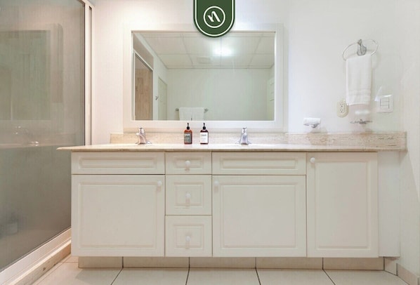 Apartment, Mehrere Betten, Poolzugang, Meerblick (Playa Royale T1 1134) | Badezimmer | Handtücher