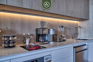 Appartement, Plusieurs lits, cuisine, vue sur l’océan (Soho PV 104) | Cuisine privée | Cafetière-théière, table de salle à manger