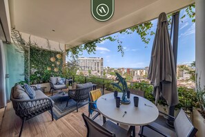 Appartement, plusieurs lits, cuisine, vue océan (Soho PV 104) | Restauration extérieure